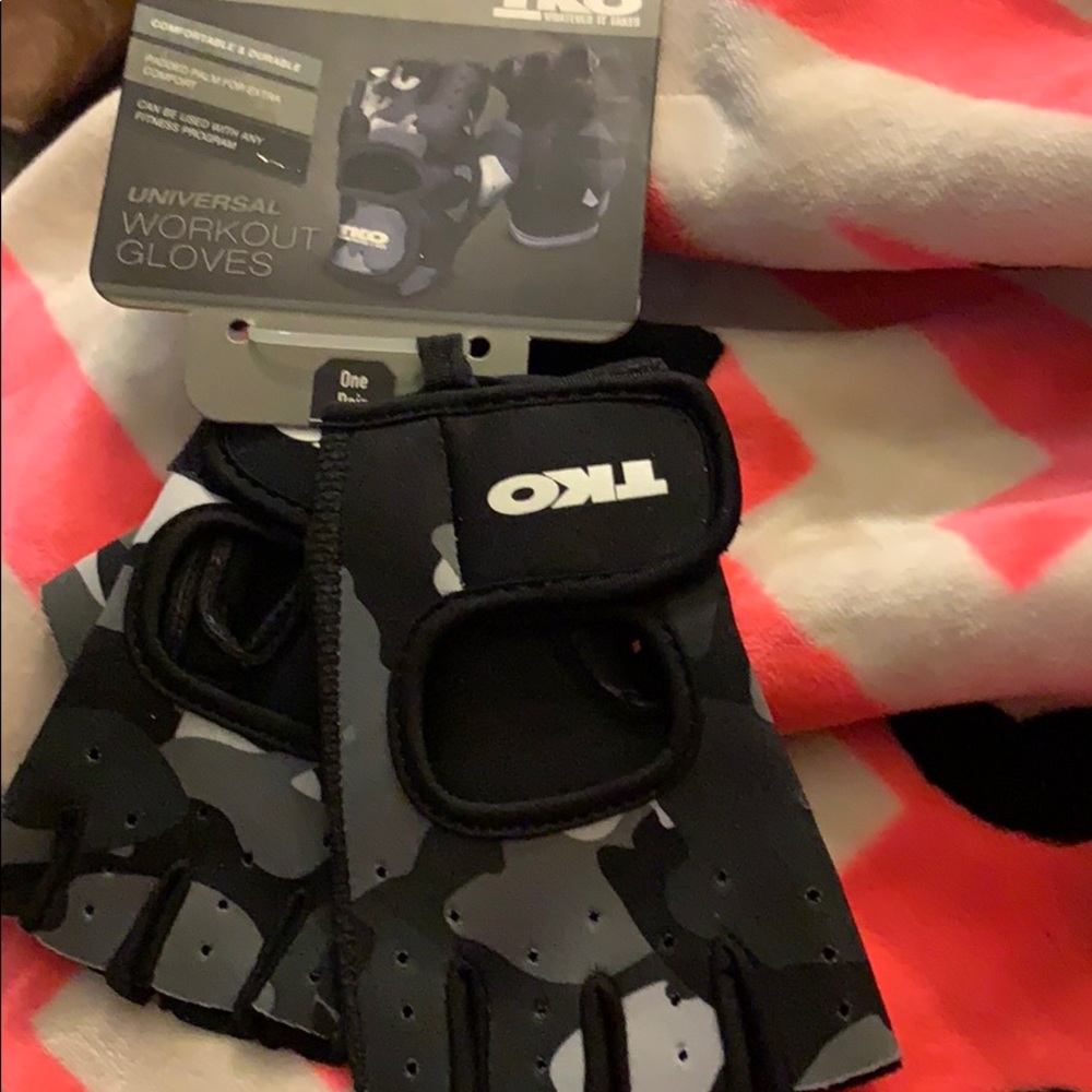 We TKO  Universal Workout Gloves L NWT